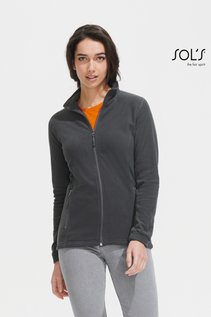 Nova Women - 00587FLEECES / SOLSΓυναικεία ζακέτα fleeceΠεριγραφή:  Η γυναικεία ζακέτα fleece Nova Women διαθέτει φερμουάρ σε χρωματική αντίθεση, μεσάτο κόψιμο και επεξεργασία anti-pilling που την προφυλάσσει από το χνούδι. Διαθέτει δύο τσέπες με φερμουάρ για αυξημένη λειτουργικότητα και πλακοραφές στις μασχάλες για βελτιωμένη άνεση. Οι φινιρισμένες μανσέτες προσφέρουν κομψή αίσθηση.  Σύνθεση:Micro fleece 200g/m² - 100% Πολυέστερ υψηλής πυκνότηταςΕπικοινωνήστε μαζί μας για να βρούμε μαζί αυτό που θέλετε.Εφαρμογή ως Επαγγελματική Ένδυση:  Ιδανική για εργαζόμενους σε γραφεία ή outdoor δραστηριότητες, η Nova Women ζακέτα είναι η τέλεια επιλογή για καθημερινές επαγγελματικές περιστάσεις.  Υλικό και Άνεση:  Κατασκευασμένη από υλικό micro fleece, αυτή η ζακέτα προσφέρει εξαιρετική άνεση και ανθεκτικότητα, διατηρώντας την θερμοκρασία του σώματος κατά τη διάρκεια κρύων ημερών.  Δυνατότητα Προσαρμογής:  Διαθέσιμη με δυνατότητα εκτυπώσεων λογοτύπου ή μηνύματος του πελάτη, καθιστώντας την ιδανική επιλογή για εταιρικές παραγγελίες.  Διαθεσιμότητα σε Χρώματα:  Διατίθεται σε ποικιλία χρωμάτων, προσφέροντας ευελιξία στην επιλογή βάσει των επαγγελματικών αναγκών.  